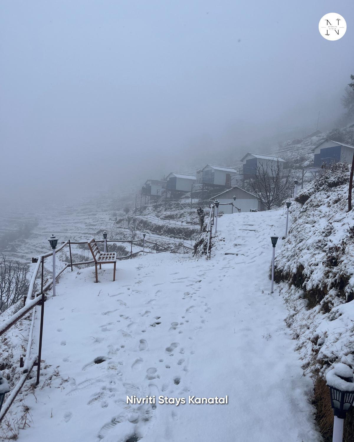 Nivriti Stays Kanatal Exterior photo